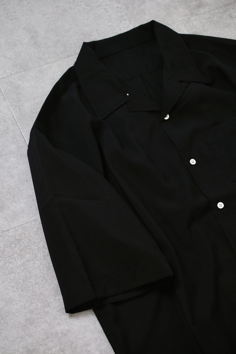 LOOSE LIGHTLY OPEN COLLARED SHIRT