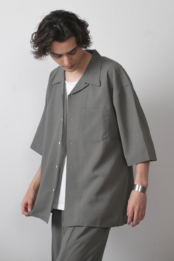 LOOSE LIGHTLY OPEN COLLARED SHIRT